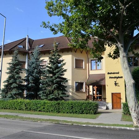 Belvarosi Vendeghaz Mor Exterior photo