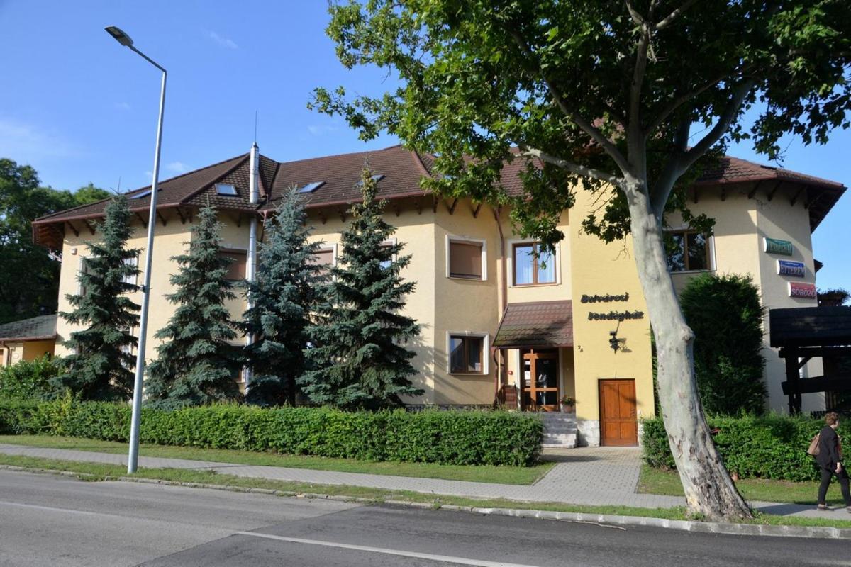 Belvarosi Vendeghaz Mor Exterior photo